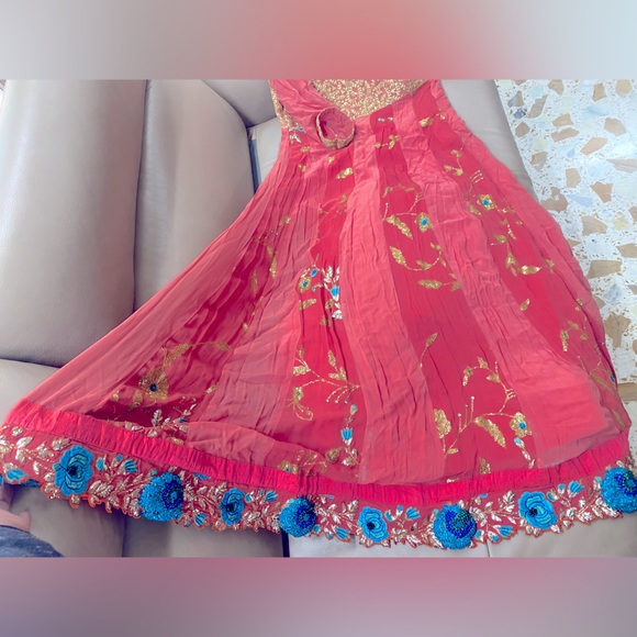 ❌❌SOLD❌❌ Pretty Peach Kurta with Aari Work. lovely hand work blue flower border - Picture 5 of 5